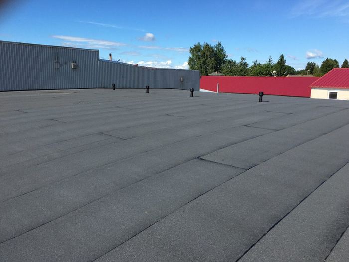 Ärihoone lamekatus valmis bituumenkattega ja halli parapetiplekiga